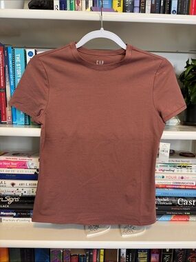 GAP Women’s Close knit Crewneck T-Shirt, Medium